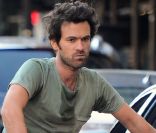 Romain Duris tourne les premières scènes de  Casse-tête chinois  de Cédric Klapisch, à New York le 11 septembre. Le film raconte la suite des aventures de Xavier après  L'Auberge espagnole  (2002) et  Les Poupées russes  (2004).