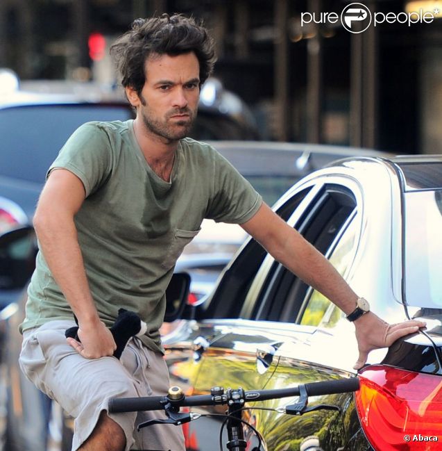 Romain Duris tourne les premières scènes de  Casse-tête chinois  de Cédric Klapisch, à New York le 11 septembre. Le film raconte la suite des aventures de Xavier après  L'Auberge espagnole  (2002) et  Les Poupées russes  (2004).