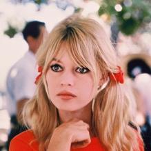 Brigitte Bardot assise.