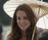 Kate Middleton lors de sa visite au Kranji War Memorial qui s'inscrit dans le cadre du voyage qu'elle effectue avec le Prince William en Asie du sud-est le 13 septembre 2012 à Singapour