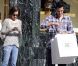 Emma Watson et son petit ami Will Adamowicz, en pleine séance shopping à New York. Le 16 septembre 2012.
