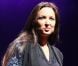 Natasha St-Pier, micro en main, donne de la voix durant le concert caritatif Leurs Voix pour l'Espoir à L'Olympia. Paris, le 15 septembre 2012.