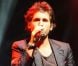 Mikaël Miro sur la scène de l'Olympia durant le concert Leurs Voix pour l'Espoir. Paris, le 15 septembre 2012.