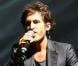 Mikaël Miro sur la scène de l'Olympia durant le concert Leurs Voix pour l'Espoir. Paris, le 15 septembre 2012.