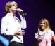 Amaury Vassili et Julie Zenatti sur la scène de l'Olympia pendant le concert caritatif Leurs Voix pour l'Espoir. Paris, le 15 septembre 2012.
