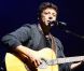 Patrick Bruel sur la scène de l'Olympia durant le concert caritatif Leurs Voix pour l'Espoir. Paris, le 15 septembre 2012.