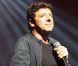 Patrick Bruel sur la scène de l'Olympia durant le concert caritatif Leurs Voix pour l'Espoir. Paris, le 15 septembre 2012.