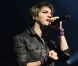 Mikelangelo Loconte sur la scène de l'Olympia pendant le concert caritatif Leurs Voix pour l'Espoir. Paris, le 15 septembre 2012.