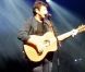 Patrick Bruel interprète  Alors Regarde  pendant le concert Leurs Voix Pour l'Espoir. Paris, le 15 septembre 2012.
