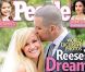 Reese Witherspoon en couverture du magazine  People  pose avec son nouvel époux, Jim Toth, le jour de leur mariage dans le ranch d'Ojai, mars 2011.