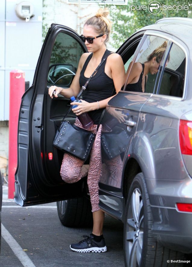 Jessica Alba arrive à son cours de Pilates à West Hollywood le 19 septembre 2012