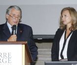 Valérie Trierweiler et Gilbert Mitterrand à la vente aux enchères organisée au Palais d'Iéna au profit de France Libertés - Fondation Danielle Mitterrand, à Paris, le 20 septembre 2012.