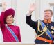 La princesse Maxima et le prince Willem-Alexander saluent la foule depuis le balcon du palais Noordeinde. La famille royale des Pays-Bas le 18 septembre 2012 lors du Prinsjesdag, jour annuel d'inauguration solennelle de la nouvelle année parlementaire.