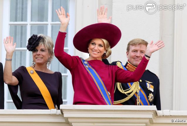 La princesse Maxima et le prince Willem-Alexander saluent la foule depuis le balcon du palais Noordeinde. La famille royale des Pays-Bas le 18 septembre 2012 lors du Prinsjesdag, jour annuel d'inauguration solennelle de la nouvelle année parlementaire.