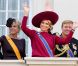 La princesse Maxima et le prince Willem-Alexander saluent la foule depuis le balcon du palais Noordeinde. La famille royale des Pays-Bas le 18 septembre 2012 lors du Prinsjesdag, jour annuel d'inauguration solennelle de la nouvelle année parlementaire.