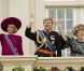 La princesse Maxima, le prince Willem-Alexander et la reine Beatrix saluent la foule depuis le balcon du palais Noordeinde. La famille royale des Pays-Bas le 18 septembre 2012 lors du Prinsjesdag, jour annuel d'inauguration solennelle de la nouvelle année parlementaire.