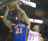 Wilson Chandler et Jordan Hill (numéro 27) lors du match entre les Knicks de New York et les Houston Rockets à Houston le 29 ajnvier 2011