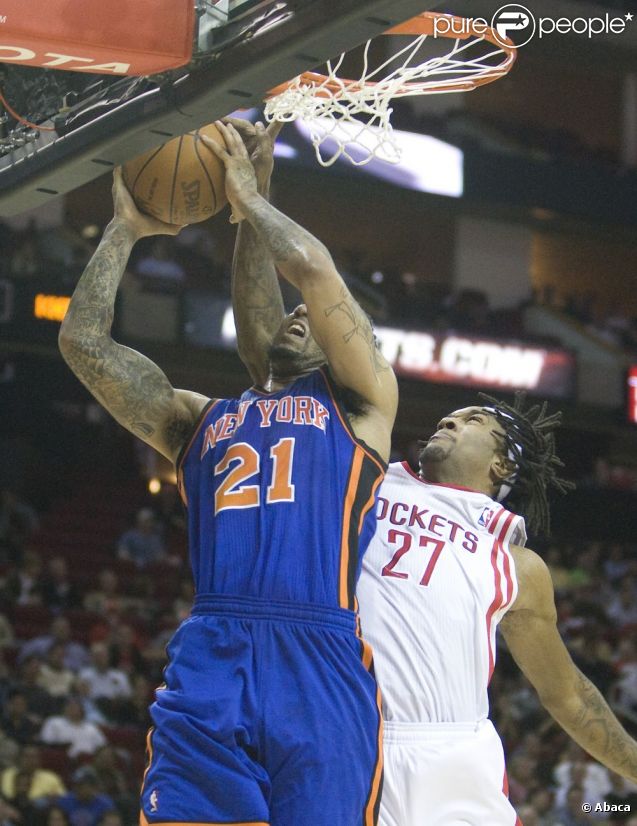 Wilson Chandler et Jordan Hill (numéro 27) lors du match entre les Knicks de New York et les Houston Rockets à Houston le 29 ajnvier 2011
