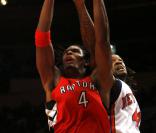 Chris Bosh (numéro 4) et Jordan Hill au Madison Square Garden de New York le 28 janvier 2010