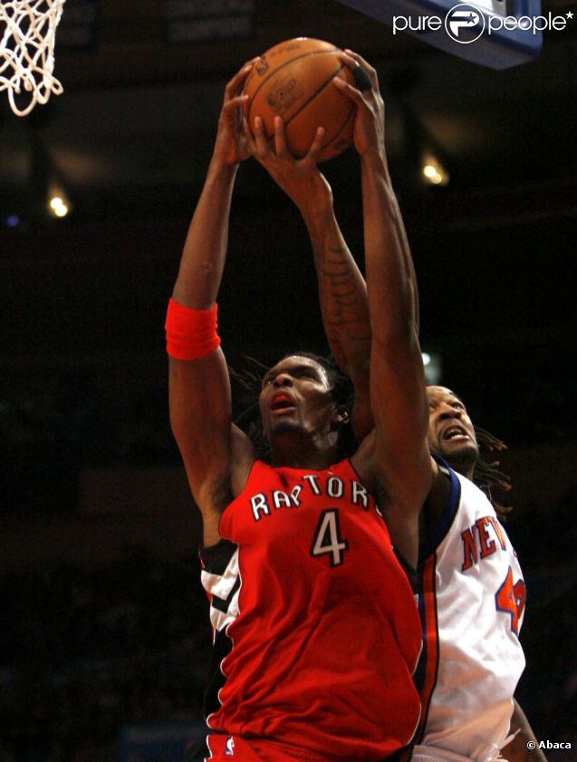 Chris Bosh (numéro 4) et Jordan Hill au Madison Square Garden de New York le 28 janvier 2010