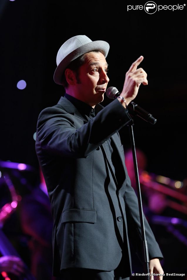 Photos exclusives de Laurent Gerra imitant Charles Trenet et tous les grands artistes prises en live sur l'émission Hier Encore diffusée le 29 septembre en prime time sur France 2