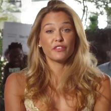 Bar Refaeli dans un gag de <em>FunnyOrDie</em>.