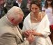 Thierry Olive passe la bague au doigt d'Annie lors de leur mariage religieux en l'église de Gavray, le 14 septembre 2012
