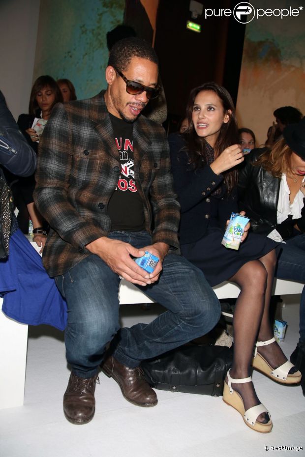 JoeyStarr et Virginie Ledoyen au premier rang du défilé Paul &amp; Joe printemps-été 2013 au Pavillon Cambon. Paris, le 2 octobre 2012.