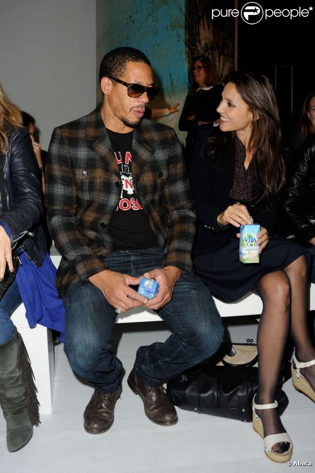 Joey Starr et Virginie Ledoyen assistent côte à côte au défilé Paul &amp; Joe printemps-été 2013 au Pavillon Cambon. Paris, le 2 octobre 2012.