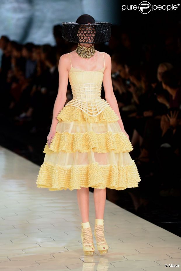 Défilé Alexander McQueen printemps-été 2013 par Sarah Burton, au Centquatre. Paris, le 2 octobre 2012.