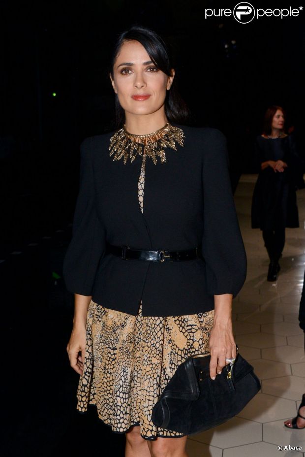 Salma Hayek assiste au défilé Alexander McQueen printemps-été 2013 au Centquatre. Paris, le 2 octobre 2012.