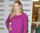 Le top Doutzen Kroes, souriante et sexy, présente la nouvelle collection de Repeat à Hambourg en Allemagne. Le 6 octobre 2012.