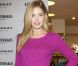 Le top Doutzen Kroes, parfaite dans sa tenue en cachemire, présente la nouvelle collection de Repeat à Hambourg en Allemagne. Le 6 octobre 2012.