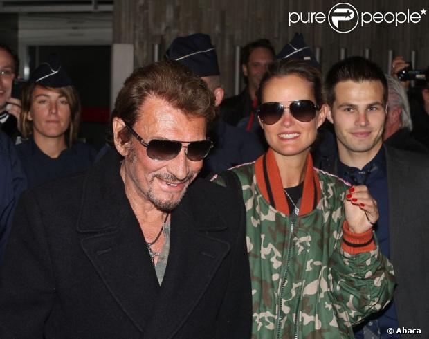 Johnny Hallyday et Laeticia à leur arrivée à l'aéroport de Paris Charles-de-Gaulle, le 9 octobre 2012.