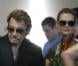 Le rockeur Johnny Hallyday et Laeticia à leur arrivée à l'aéroport de Paris Charles-de-Gaulle, le 9 octobre 2012.