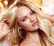Candice Swanepoel, sexy dans un ensemble rouge Victoria's Secret, est prête à s'envoler !