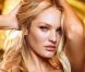 La sexy Candice Swanepoel prend la pose pour Victoria's Secret.
