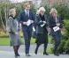 Le prince William aux obsèques de son ancienne nourrice Olga Powell, le 10 octobre 2012 au cimetière de Parndon Wood à Harlow, entouré de Lady Sarah McCorquodale et Lady Jane Fellowes.