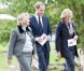 Le prince William aux obsèques de son ancienne nourrice Olga Powell, le 10 octobre 2012 au cimetière de Parndon Wood à Harlow, entouré de Lady Sarah McCorquodale et Lady Jane Fellowes.