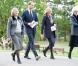 Le prince William aux obsèques de son ancienne nourrice Olga Powell, le 10 octobre 2012 au cimetière de Parndon Wood à Harlow, entouré de Lady Sarah McCorquodale et Lady Jane Fellowes.