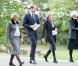 Le prince William aux obsèques de son ancienne nourrice Olga Powell, le 10 octobre 2012 au cimetière de Parndon Wood à Harlow, entouré de Lady Sarah McCorquodale et Lady Jane Fellowes.