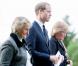 Le prince William aux obsèques de son ancienne nourrice Olga Powell, le 10 octobre 2012 au cimetière de Parndon Wood à Harlow, entouré de Lady Sarah McCorquodale et Lady Jane Fellowes.