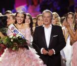Alain Delon sacre Delphine Wespiser en décembre 2011