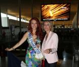 Delphine Wespiser, Miss France 2012, se rendant en Chine avec Sylvie Tellier pour le concours de Miss Monde, le 19 juillet 2012