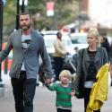 Naomi Watts, chic en vélo, profite des trois hommes de sa vie