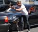 Venu à la rescousse, Gavin Rossdale aide sa femme Gwen Stefani a sortir du parking. Studio City, Los Angeles, le 13 octobre 2012.