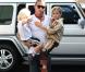 Shopping en famille pour Gwen Stefani, Gavin Rossdale et leurs fils Kingston et Zuma. Studio City, Los Angeles, le 13 octobre 2012.
