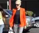 Même pour une sénace shopping en famille, Gwen Stefani affiche un look parfait. Son must have : le it-bag Boy Chanel. Studio City, Los Angeles, le 13 octobre 2012.