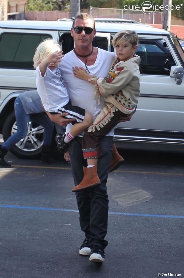 Papa musclor, Gavin Rossdale porte ses deux fils de 6 et 4 ans dans ses bras. Studio City, Los Angeles, le 13 octobre 2012.