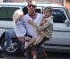 Papa musclor, Gavin Rossdale porte ses deux fils de 6 et 4 ans dans ses bras. Studio City, Los Angeles, le 13 octobre 2012.